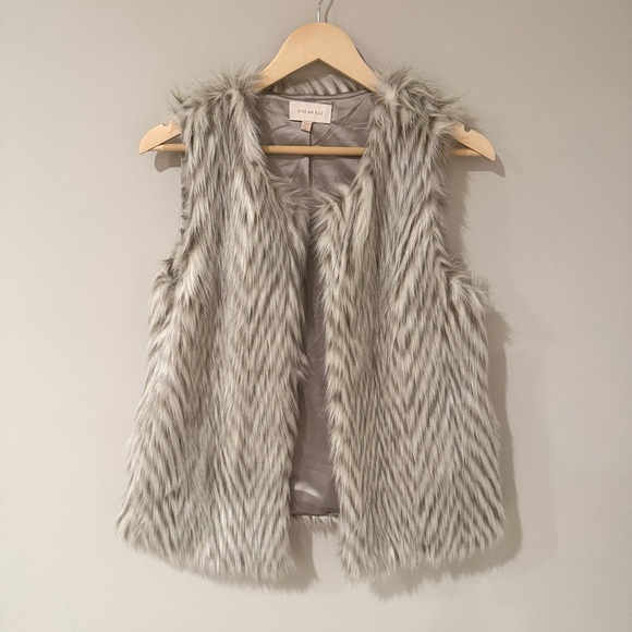 Skies Are Blue Jackets & Blazers - Skies Are Blue Faux Fur Vest in Light Gray